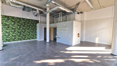 Elegancki lokal z dużymi witrynami, 2 m. postojowe