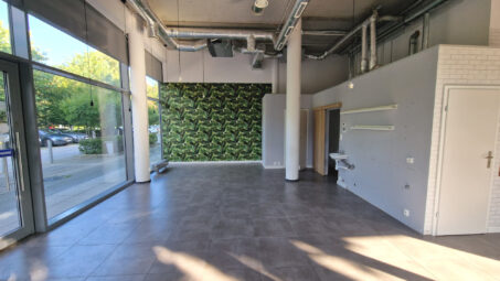 Elegancki lokal z dużymi witrynami, 2 m. postojowe