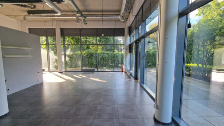 Elegancki lokal z dużymi witrynami, 2 m. postojowe