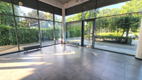 Elegancki lokal z dużymi witrynami, 2 m. postojowe