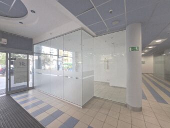witryna, parter, przy samym wejściu do Atrium