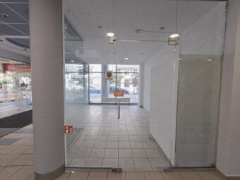 witryna, parter, przy samym wejściu do Atrium