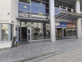 witryna, parter, przy samym wejściu do Atrium