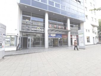 witryna, parter, przy samym wejściu do Atrium