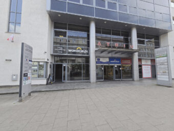 witryna, parter, przy samym wejściu do Atrium
