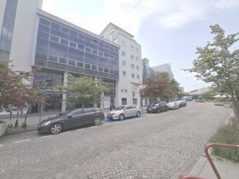 witryna, parter, przy samym wejściu do Atrium