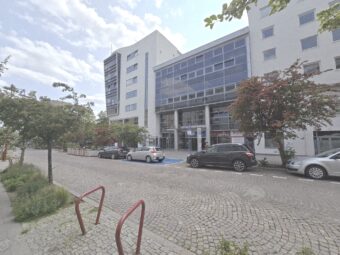 witryna, parter, przy samym wejściu do Atrium