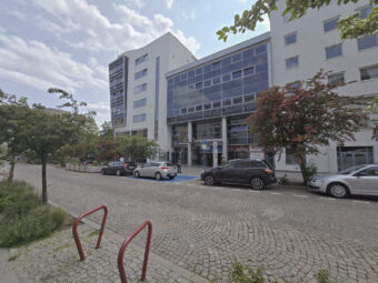 witryna, parter, przy samym wejściu do Atrium