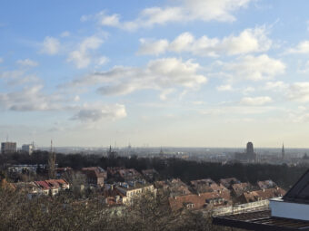 Widok na Starówkę Gdańską, dużo zieleni