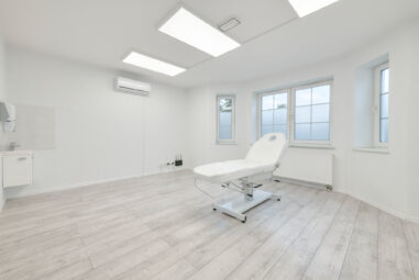 Niezależny budynek na ogrodzonej posesji Gdańsk