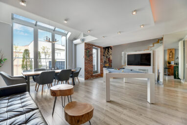 Dwupoziomowy apartament w inwestycji z basenem