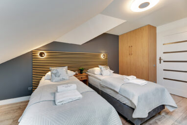 Dwupoziomowy apartament w inwestycji z basenem