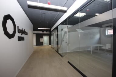 Całe piętro, winda, dużo miejsc parkingowych