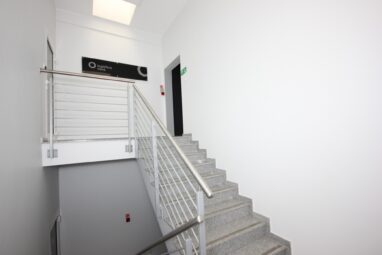 Całe piętro, winda, dużo miejsc parkingowych