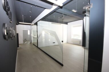 winda, dużo miejsc parkingowych