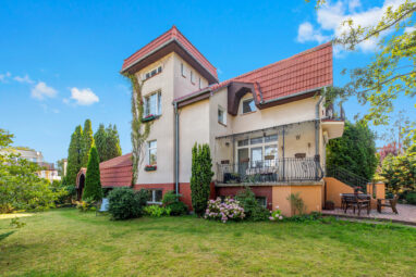 Dom w otoczeniu zieleni przy plaży-Jelitkowo