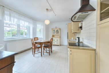 wolnostojący budynek biurowy z ogrodem