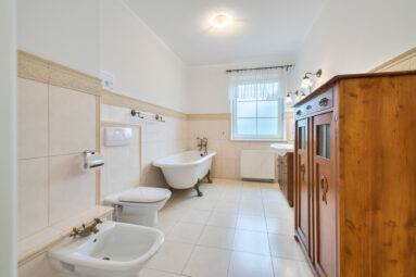 wolnostojący budynek biurowy z ogrodem