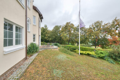 wolnostojący budynek biurowy z ogrodem