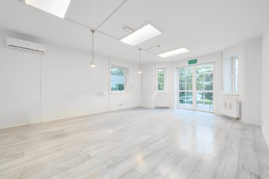 wolnostojący budynek biurowy z ogrodem