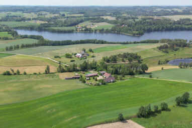 Żyj wolniej – magiczne miejsce z domem i stajnią