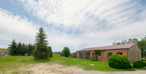 Żyj wolniej – magiczne miejsce z domem i stajnią