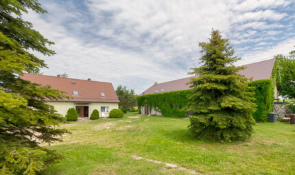 Żyj wolniej – magiczne miejsce z domem i stajnią