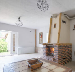 Żyj wolniej – magiczne miejsce z domem i stajnią