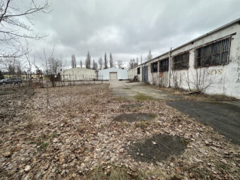 Plac z dwoma magazynami pod wynajem