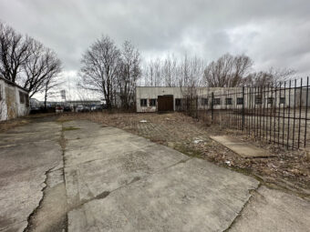 Plac z dwoma magazynami pod wynajem