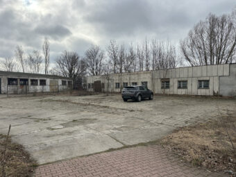 Plac z dwoma magazynami pod wynajem