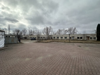 Plac z dwoma magazynami pod wynajem