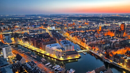 Dwupiętrowy apartament z balkonem w stylu japandi