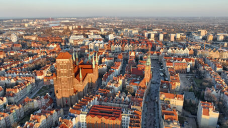 Dwupiętrowy apartament z balkonem w stylu japandi