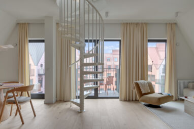 Dwupiętrowy apartament z balkonem w stylu japandi