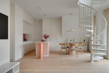 Dwupiętrowy apartament z balkonem w stylu japandi