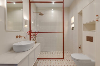 Dwupiętrowy apartament z balkonem w stylu japandi