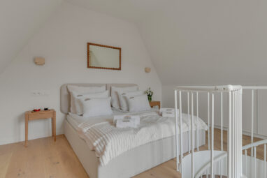 Dwupiętrowy apartament z balkonem w stylu japandi