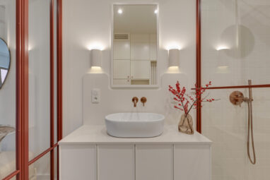 Dwupiętrowy apartament z balkonem w stylu japandi