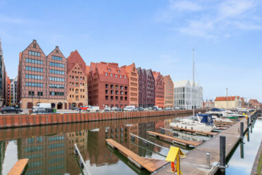 Dwupiętrowy apartament z balkonem w stylu japandi