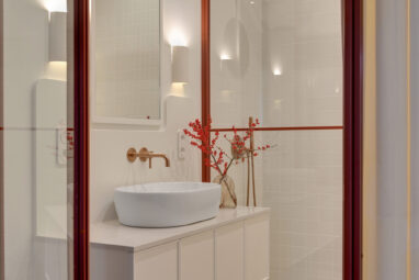 Dwupiętrowy apartament z balkonem w stylu japandi