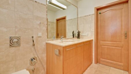 Kameralny budynek, osobna kuchnia, garderoba