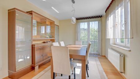 Kameralny budynek, osobna kuchnia, garderoba