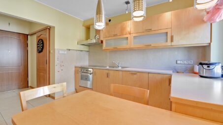 Kameralny budynek, osobna kuchnia, garderoba