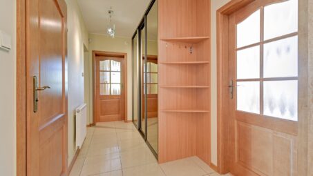 Kameralny budynek, osobna kuchnia, garderoba