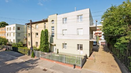 Kameralny budynek, osobna kuchnia, garderoba