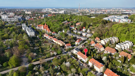 Wielopoziomowy dom z ogrodem i lokalem usługowym