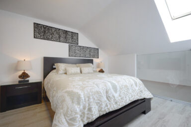 Dwupoziomowy apartament w inwestycji z basenem