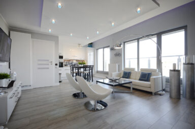 Dwupoziomowy apartament w inwestycji z basenem