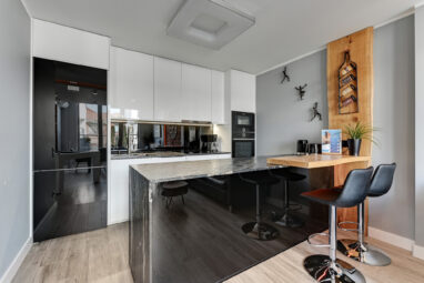 Dwupoziomowy apartament w inwestycji z basenem